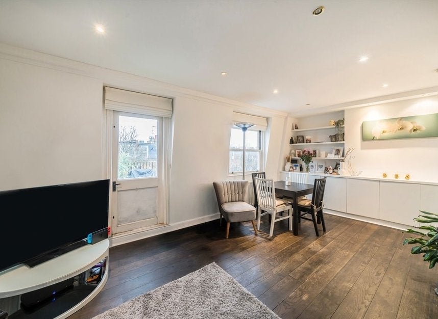 Flat Eardley Crescent in Greater London