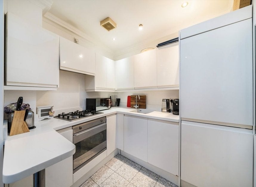 Flat Eardley Crescent in Greater London