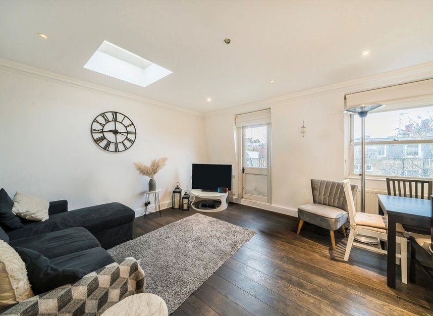 Flat Eardley Crescent in Greater London