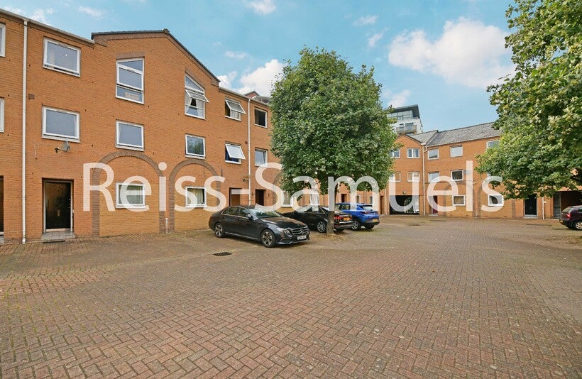 Flat Cyclops Mews in Greater London