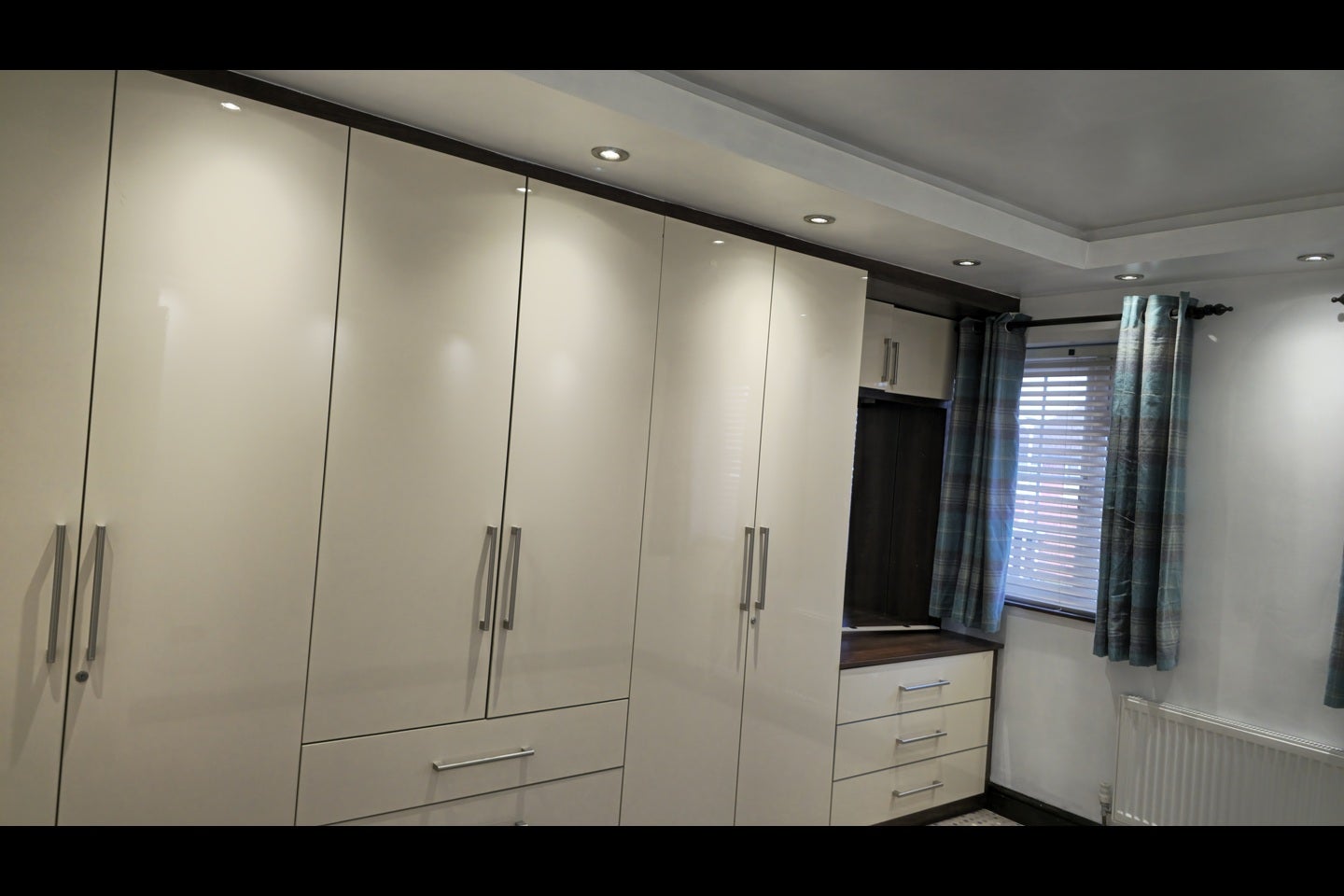 House New Peachey Lane in Greater London