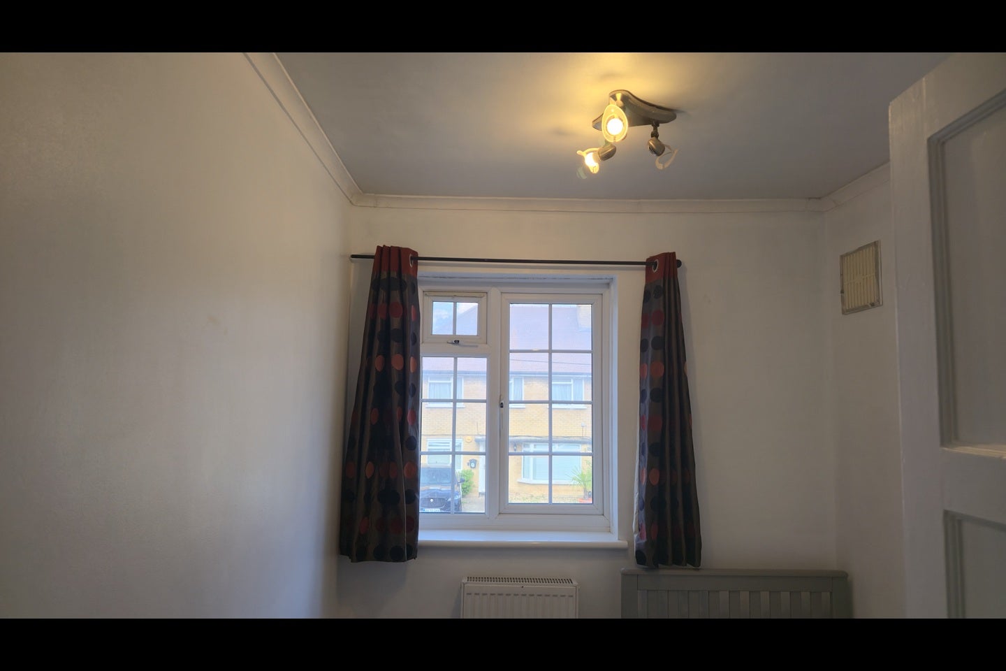 House New Peachey Lane in Greater London