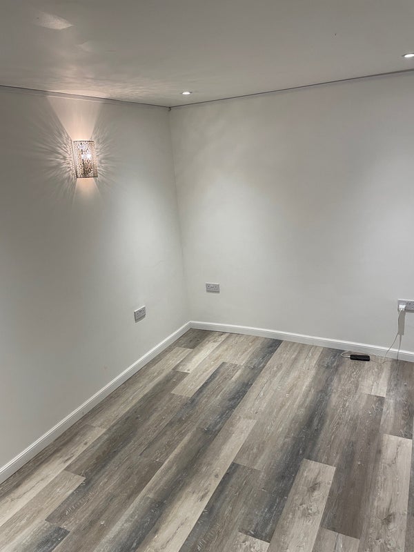 Room Kimberley Avenue in Greater London