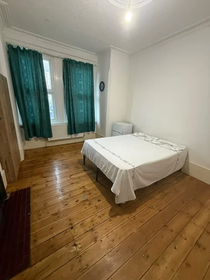 Room Mount Pleasant Road in Greater London