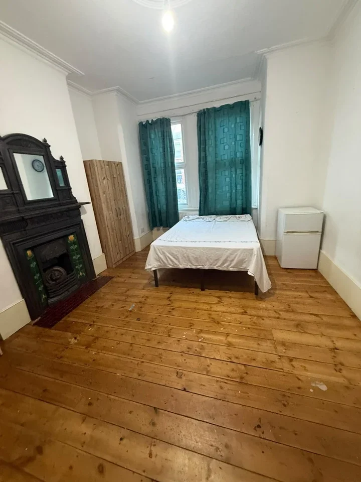 Room Mount Pleasant Road in Greater London