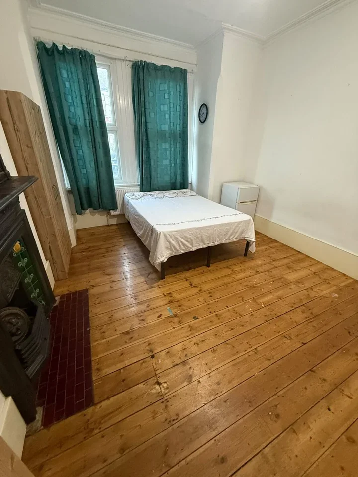 Room Mount Pleasant Road in Greater London