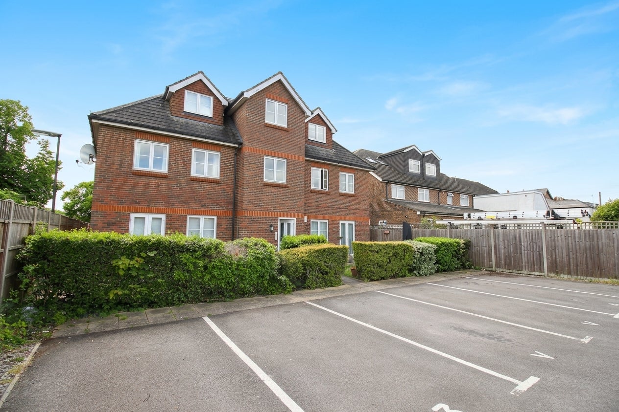 Flat Staines Road West in Borough of Spelthorne