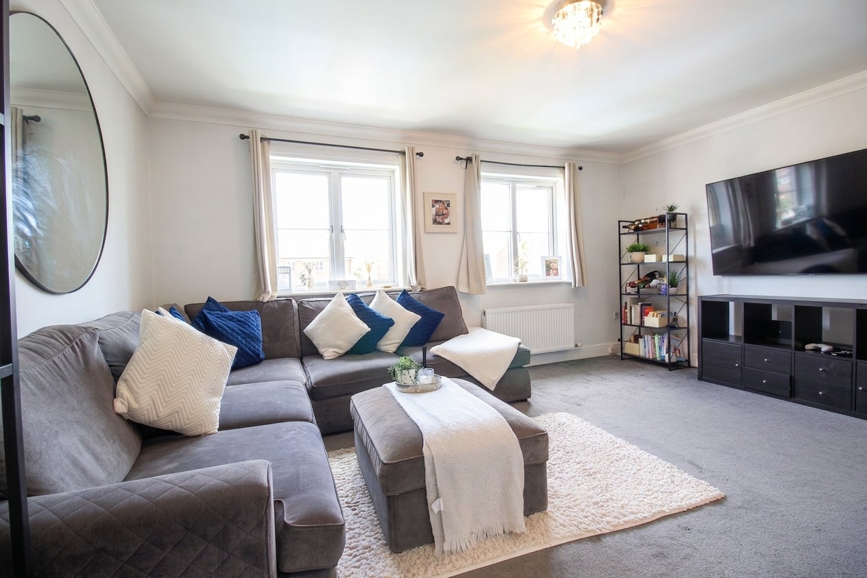 Flat Staines Road West in Borough of Spelthorne