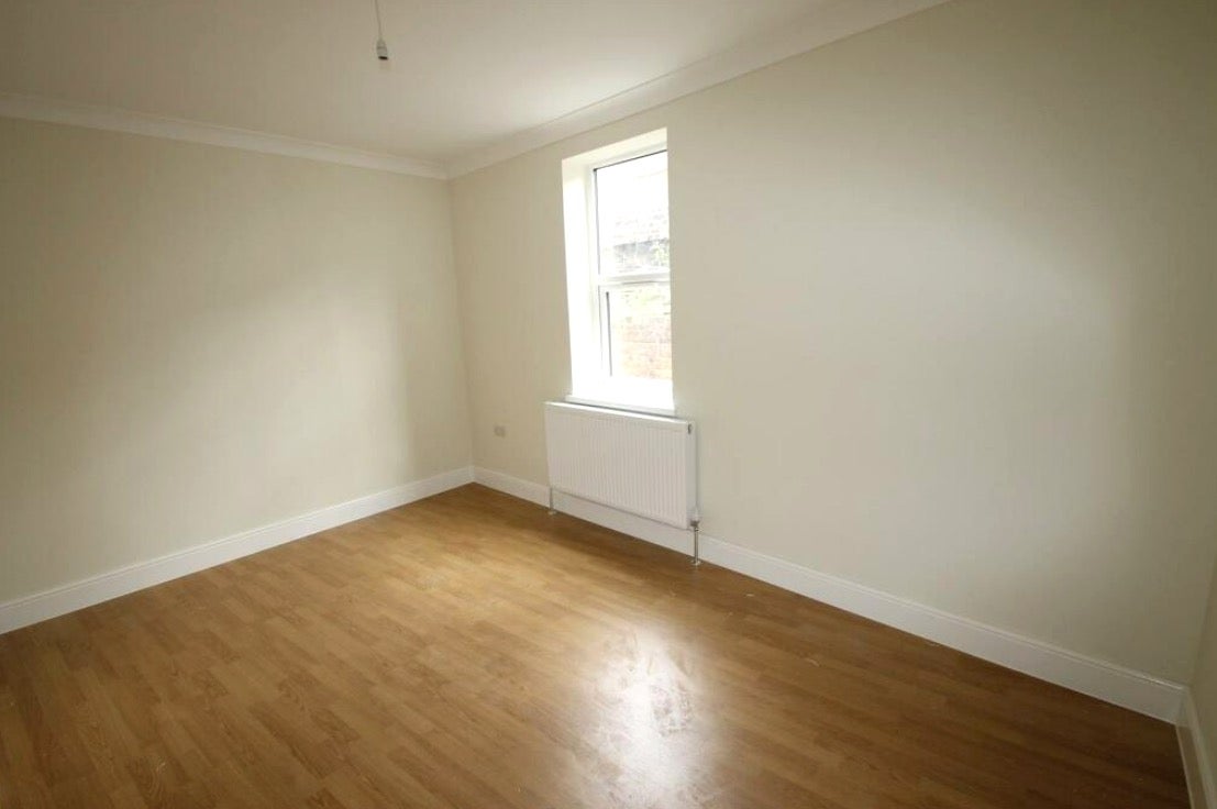 Flat High Road Woodford Green in Greater London