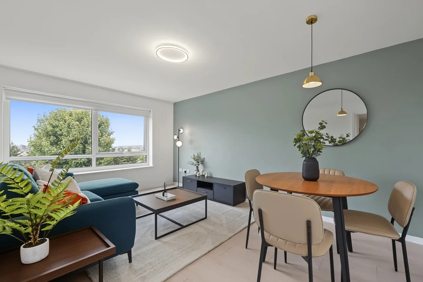 Flat Sunningfields Road in Greater London
