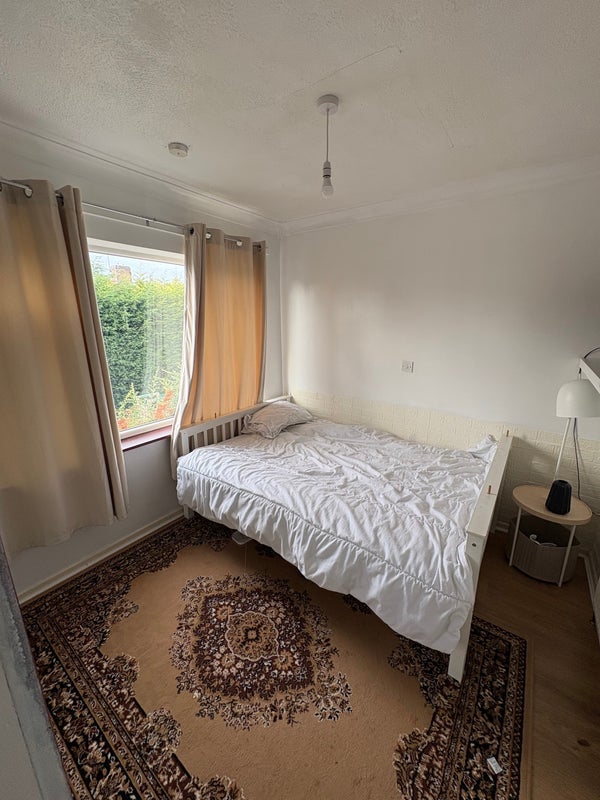 Room Lamb Hill Close in Sheffield