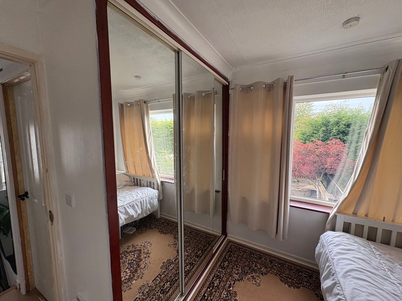 Room Lamb Hill Close in Sheffield