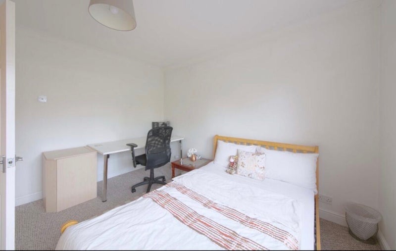 Room Courtlands in Maidenhead