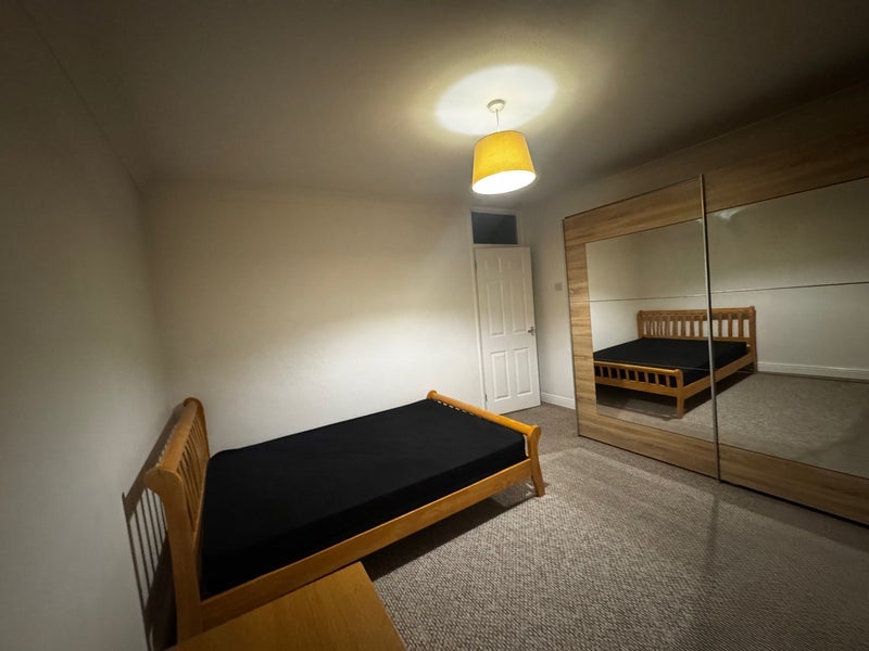 Room Courtlands in Maidenhead