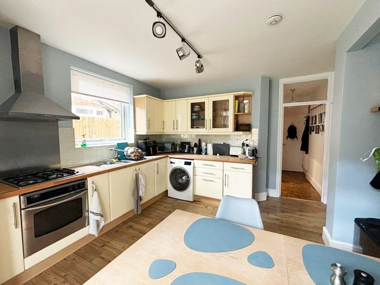 Flat Blakemore Road in Greater London