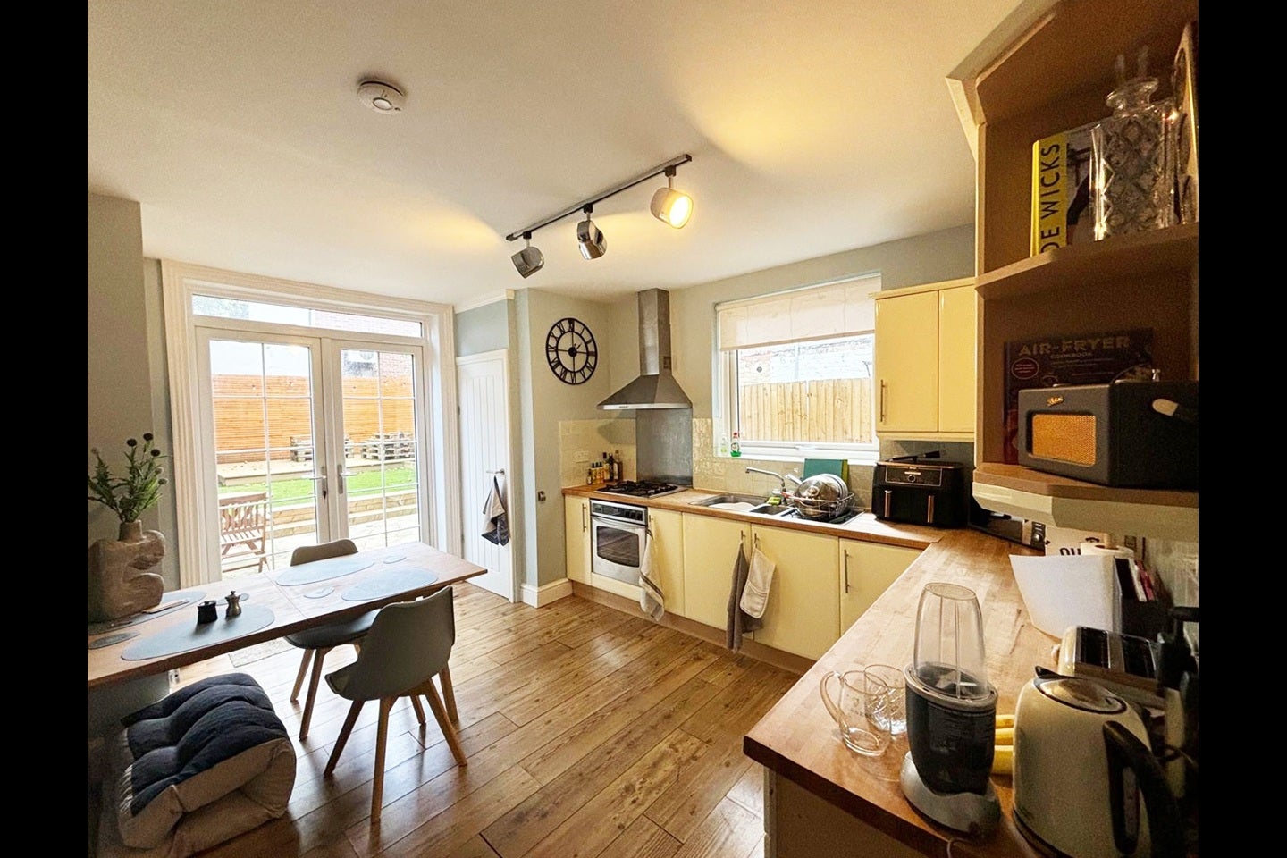 Flat Blakemore Road in Greater London