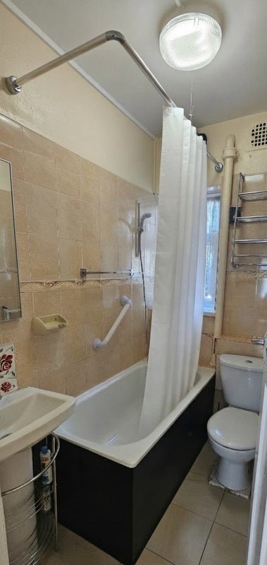 Room Wallis Close in Greater London