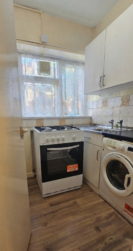 Room Wallis Close in Greater London