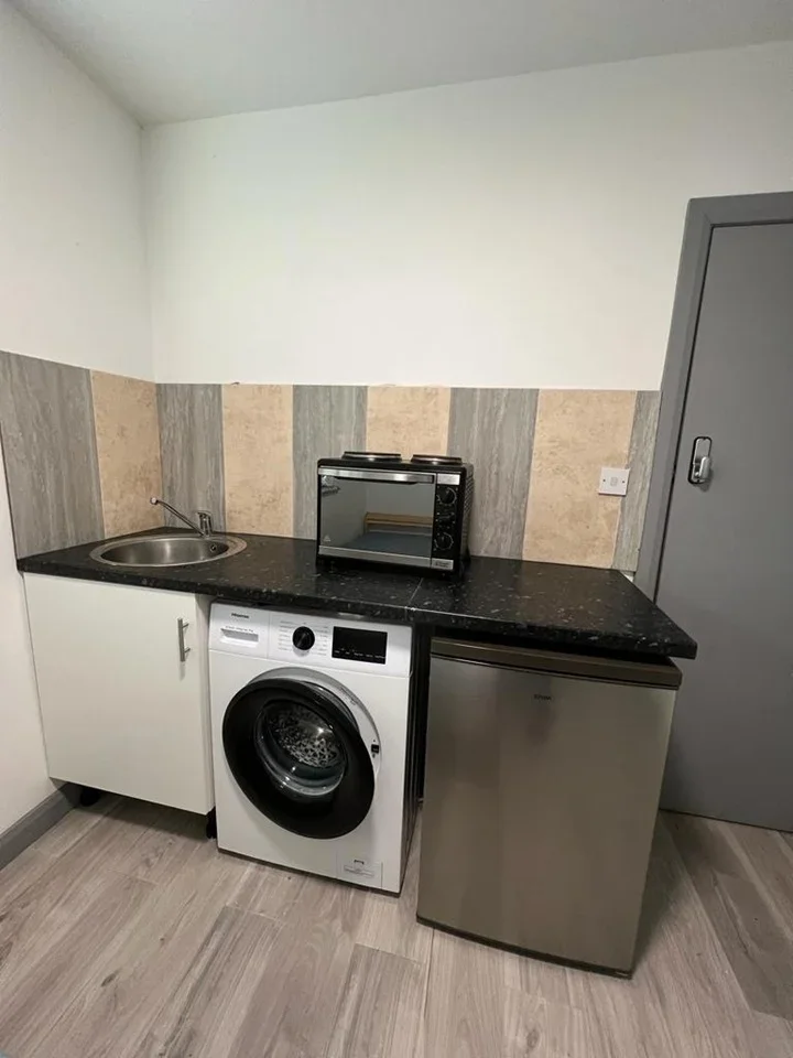 Room Mandeville Road in Greater London