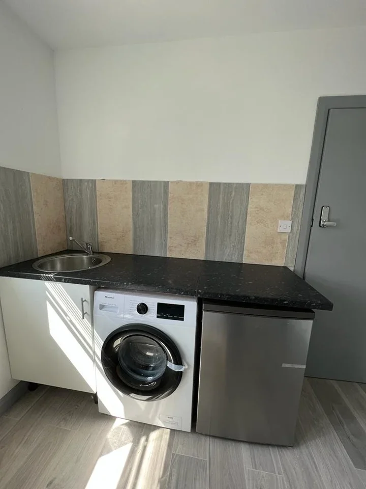 Room Mandeville Road in Greater London