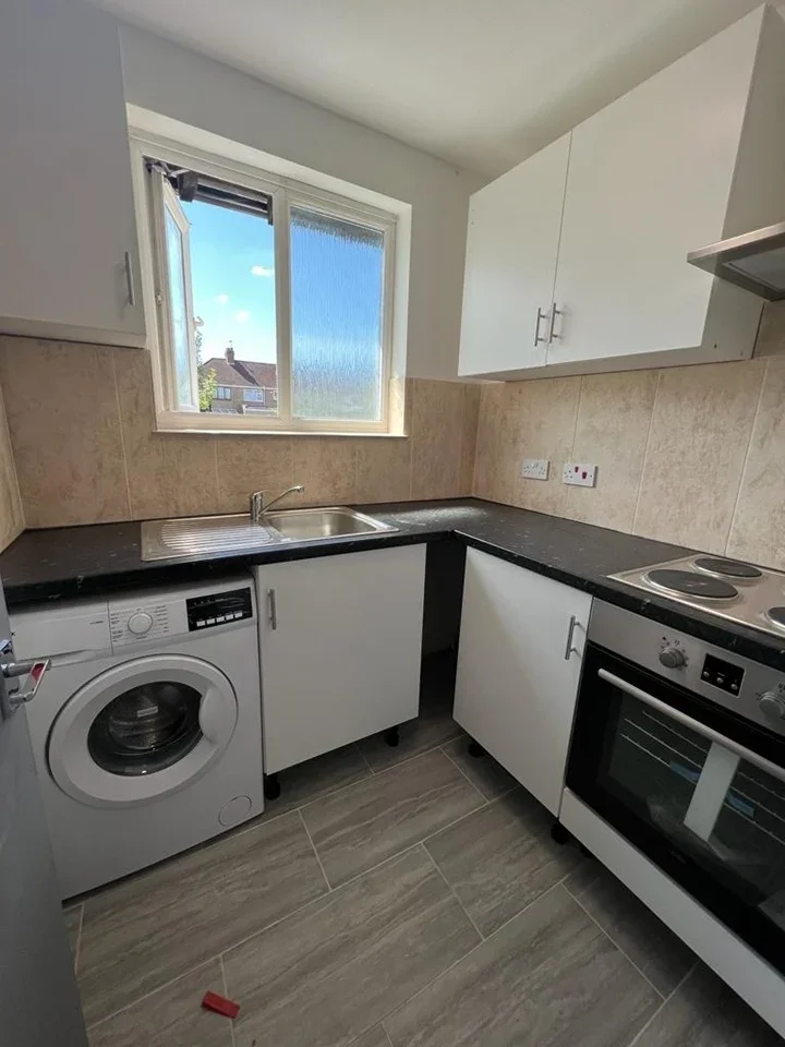Room Mandeville Road in Greater London