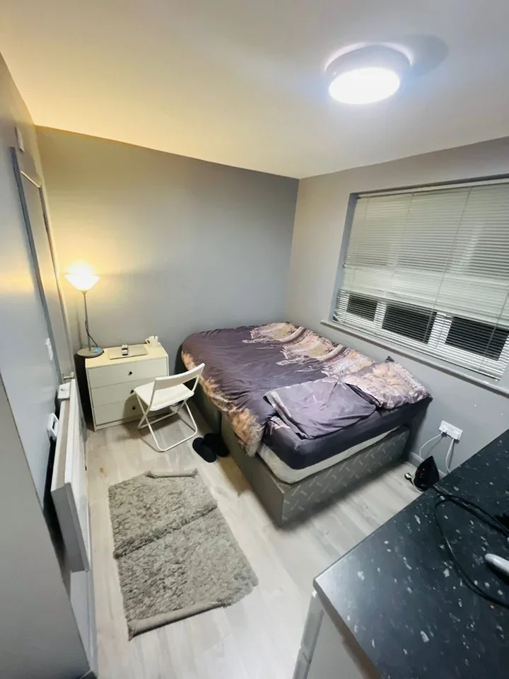 Room Mandeville Road in Greater London
