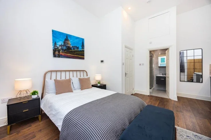 Flat Warwick Road in Greater London