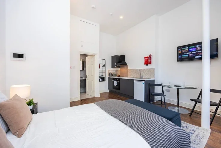 Flat Warwick Road in Greater London