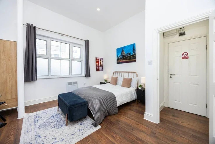 Flat Warwick Road in Greater London
