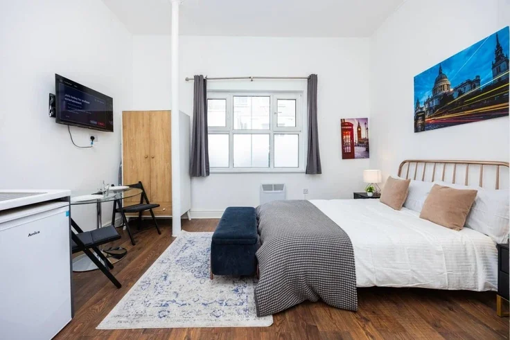 Flat Warwick Road in Greater London