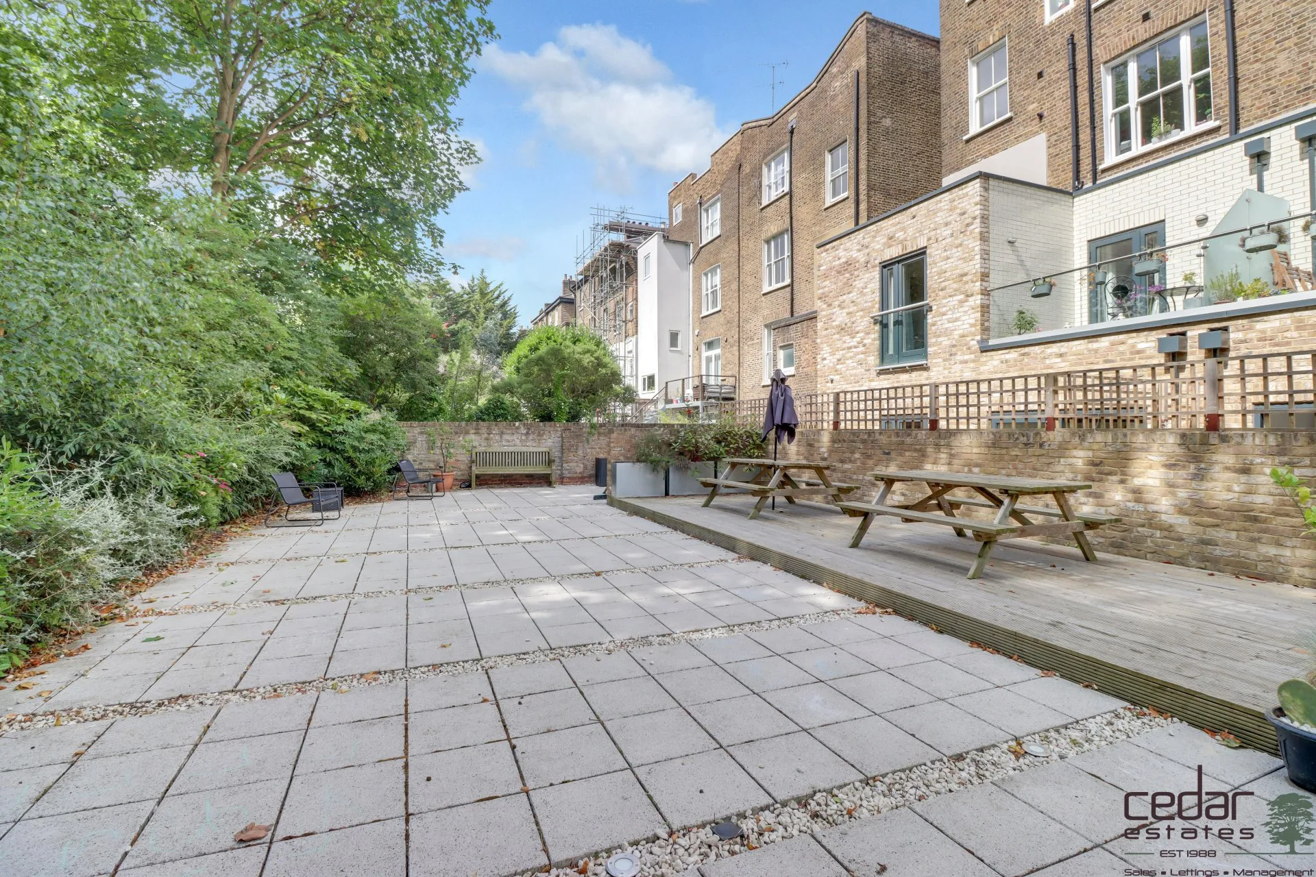 Flat Hilldrop Road in Greater London