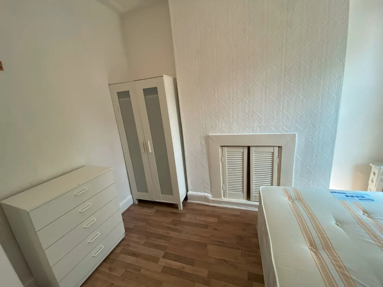 Room Walm Lane in Greater London
