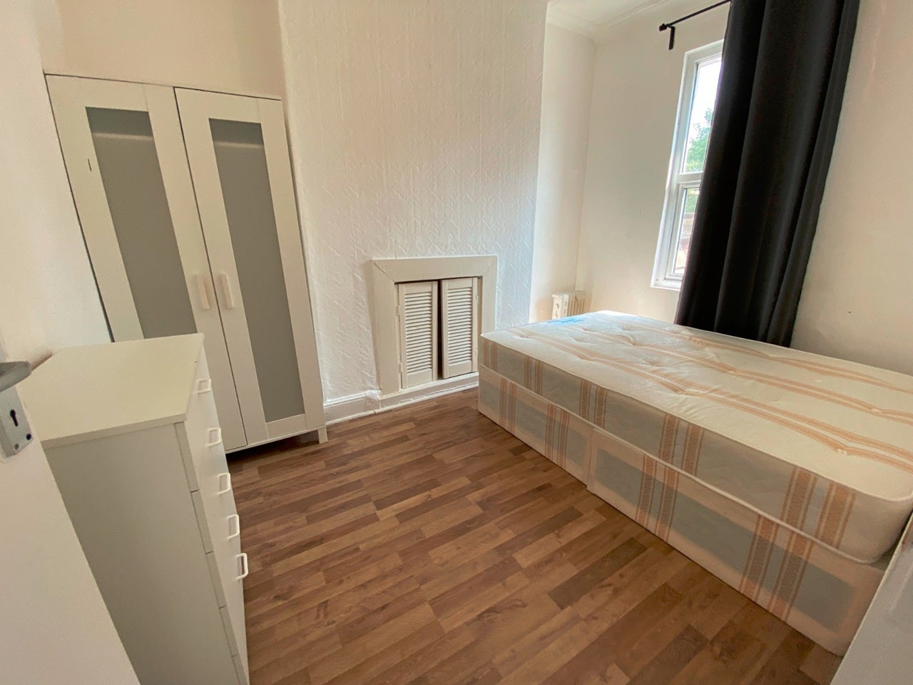 Room Walm Lane in Greater London