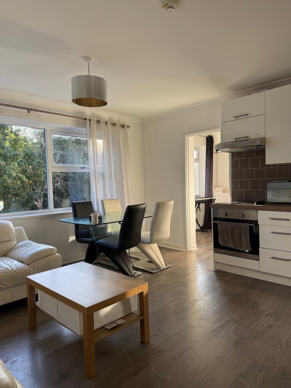 Room Malvern Way in Greater London