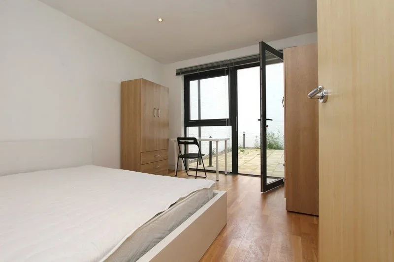 Room Ensign Street in Greater London
