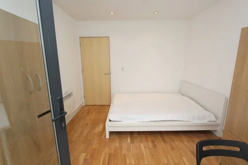 Room Ensign Street in Greater London