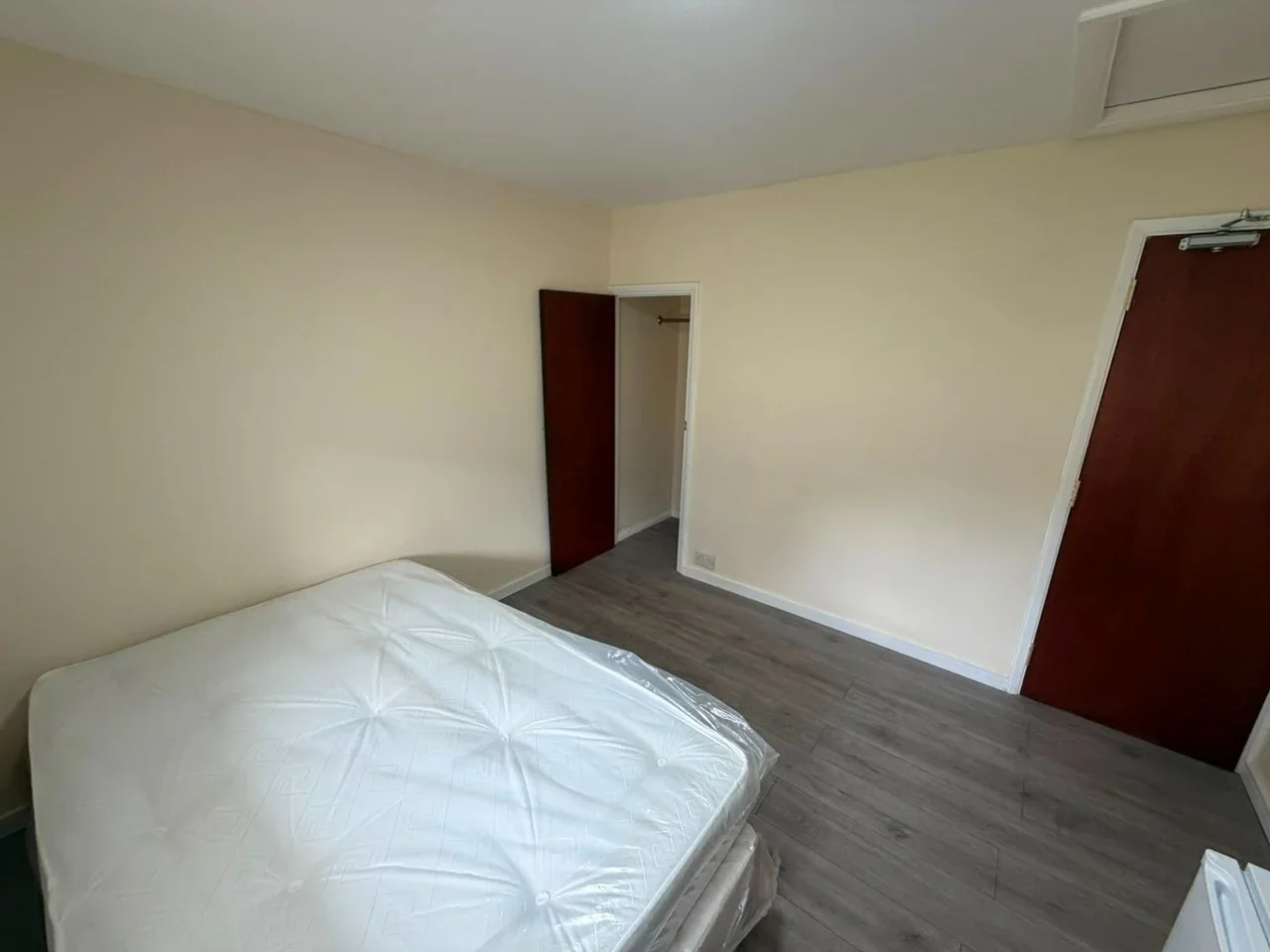 Flat Ellenborough Road in Greater London