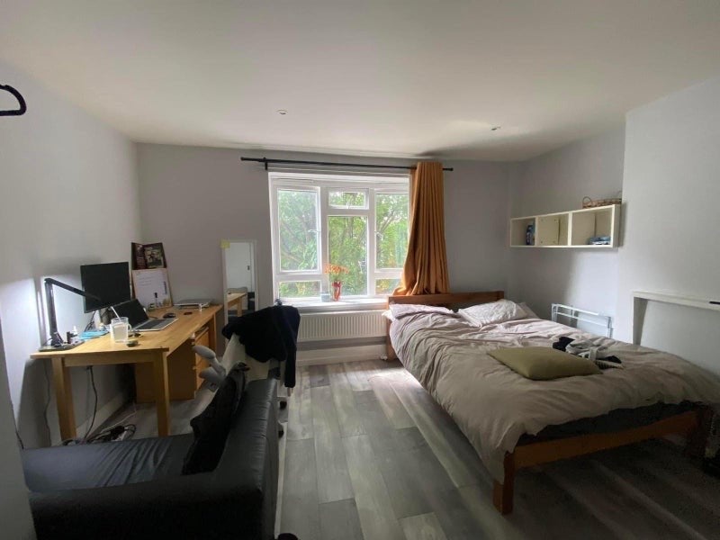 Room City Road in Greater London