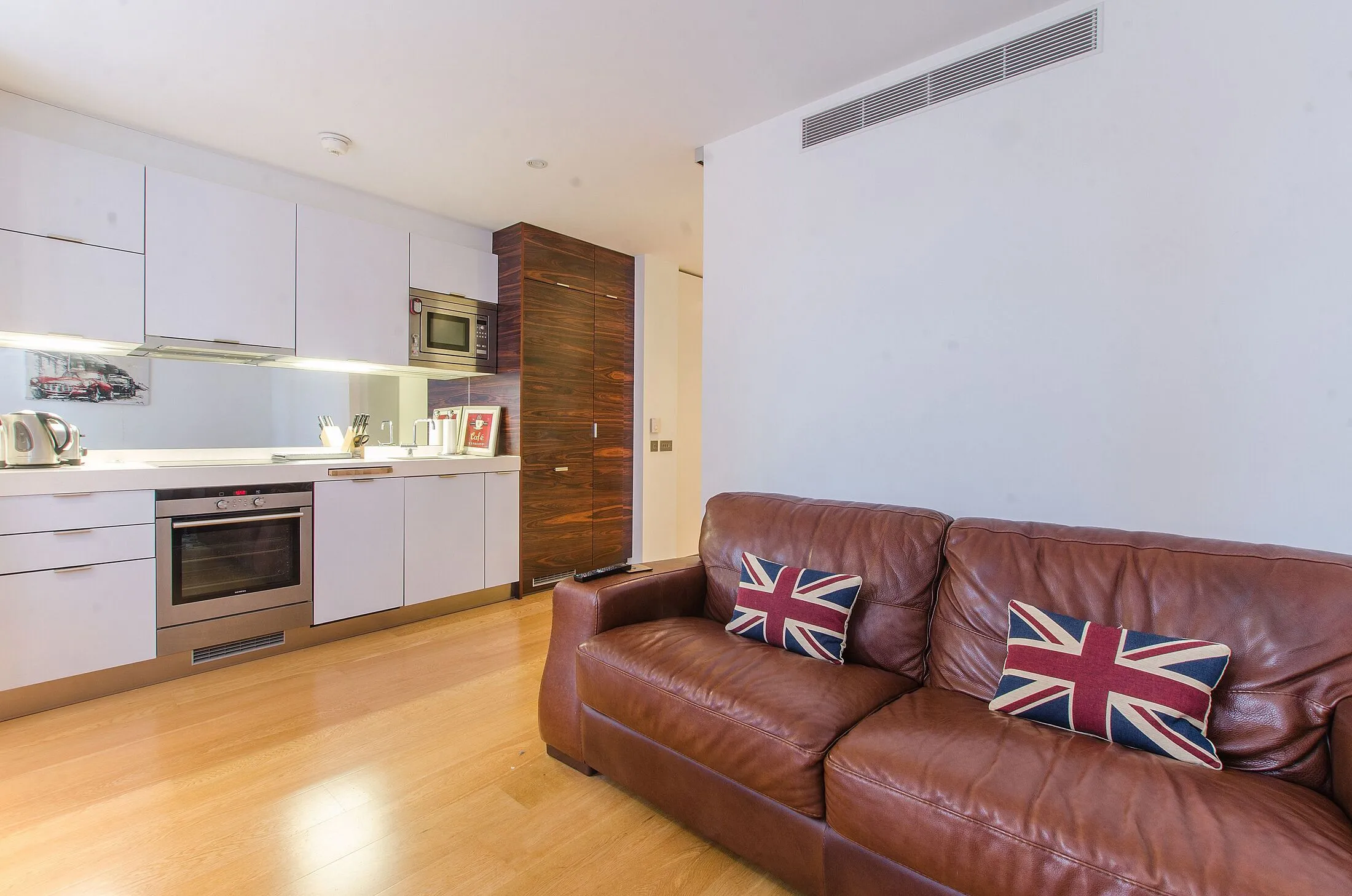 Flat Fairmont Avenue in Greater London