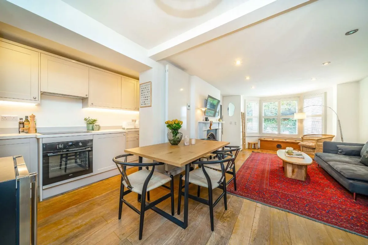Flat Gauden Road in Greater London