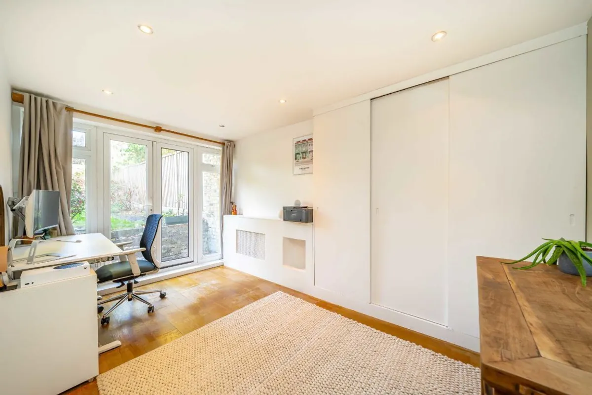 Flat Gauden Road in Greater London