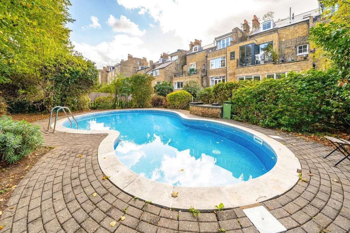 Flat Gauden Road in Greater London