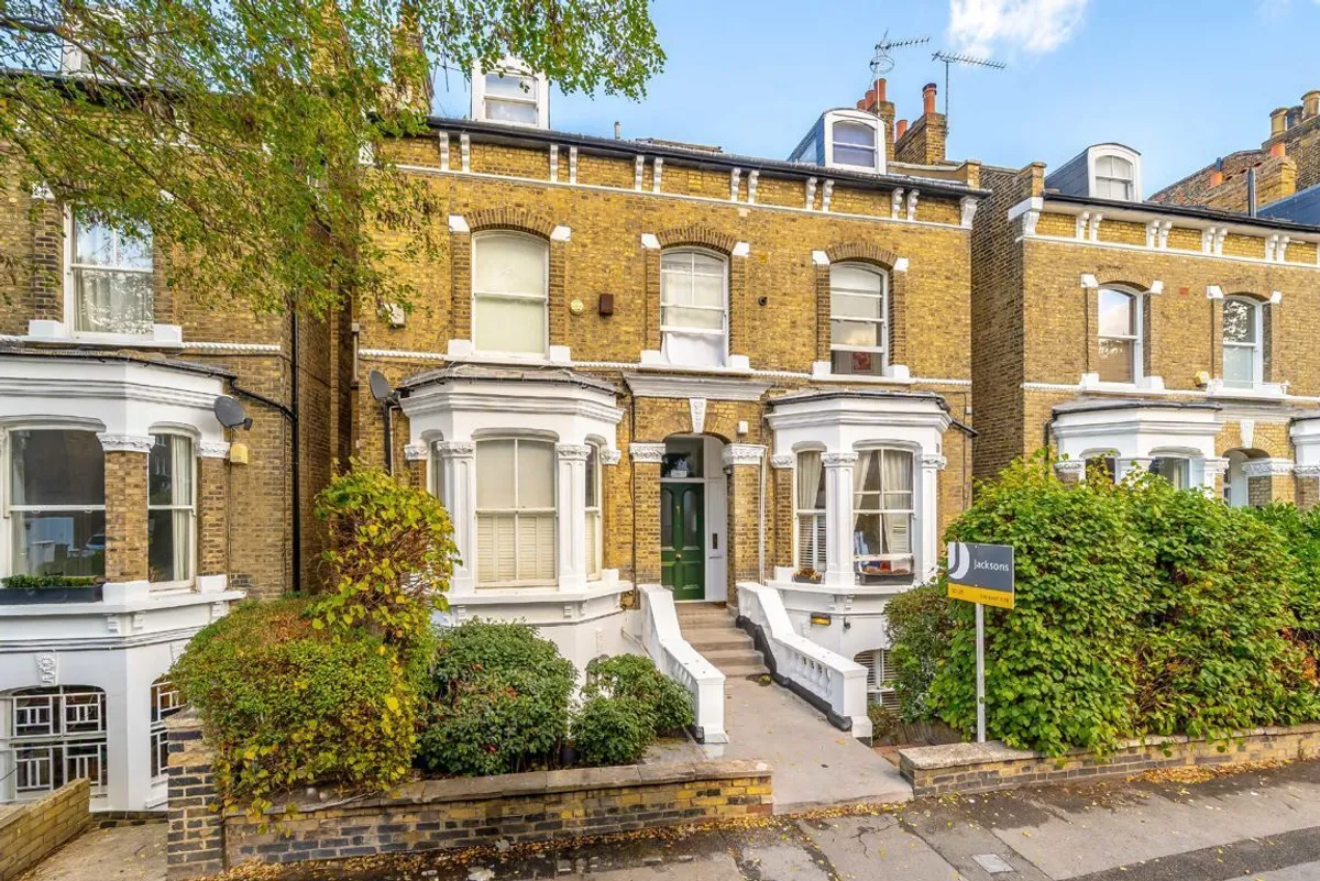 Flat Gauden Road in Greater London