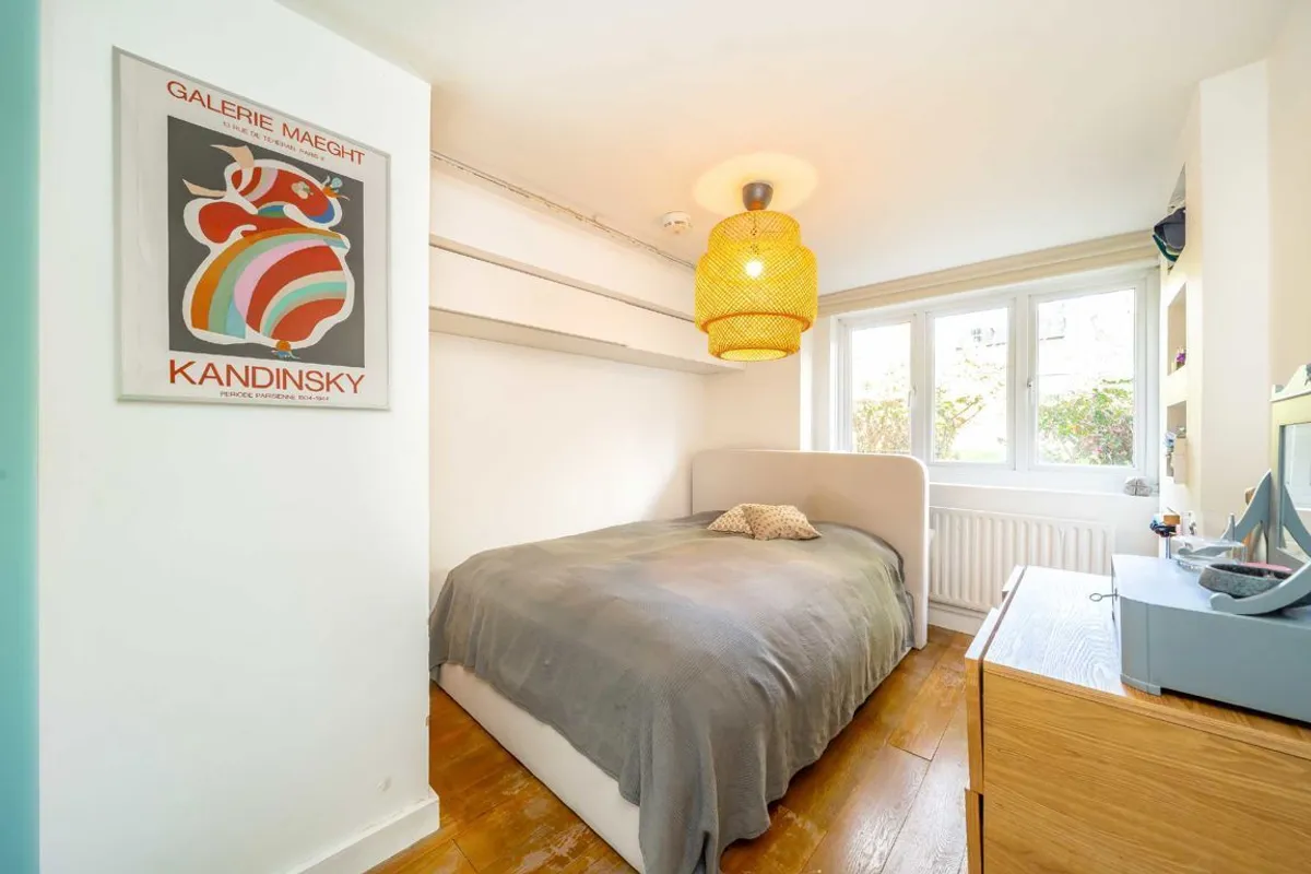 Flat Gauden Road in Greater London