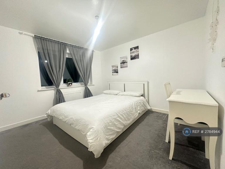 Room Morton Hall Road in Manchester