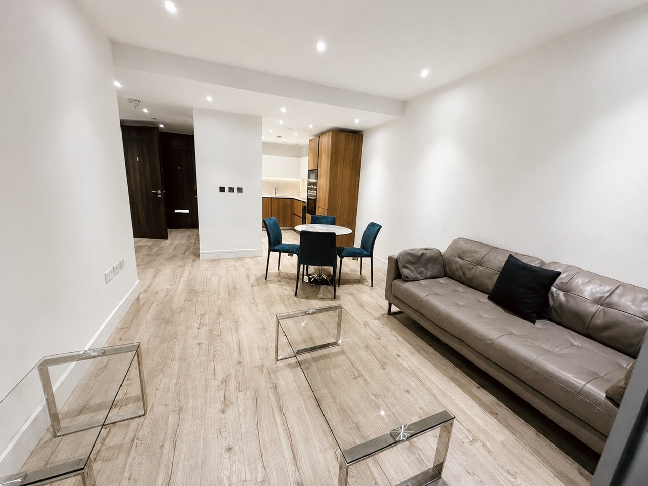 Flat Piazza Walk in Greater London