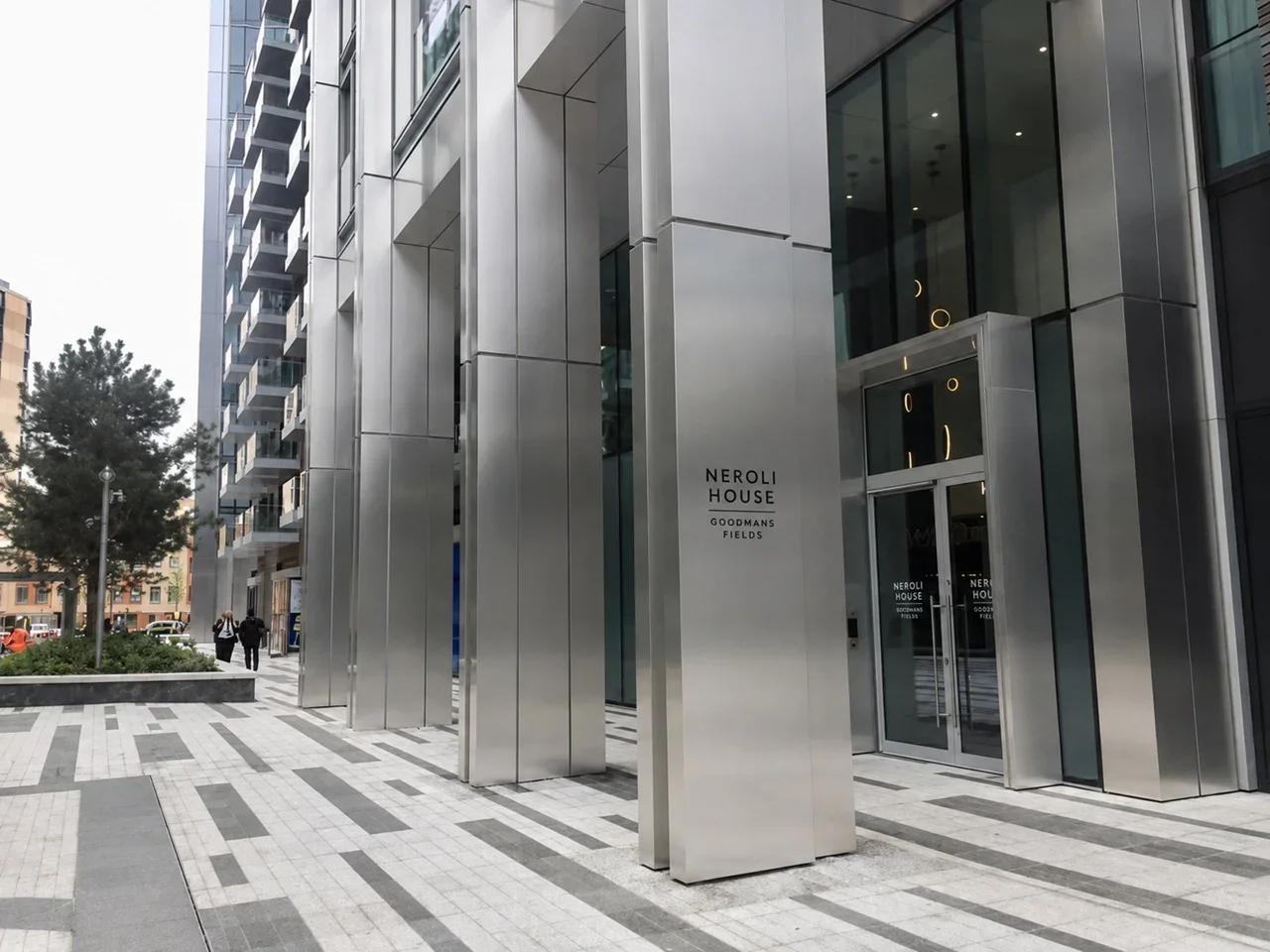 Flat Piazza Walk in Greater London