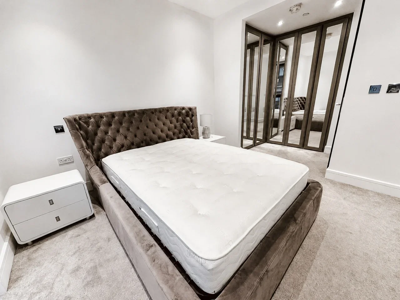 Flat Piazza Walk in Greater London