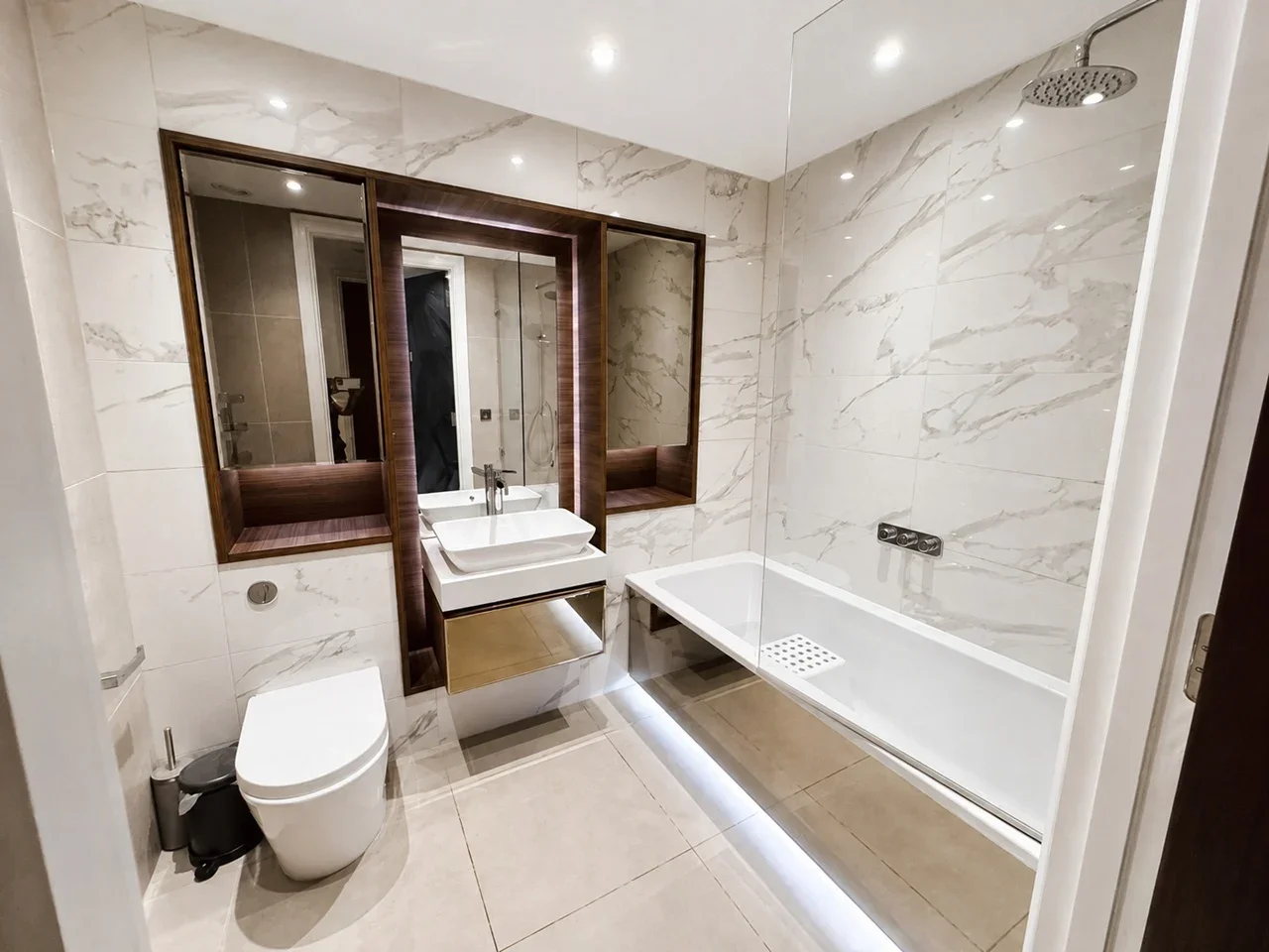 Flat Piazza Walk in Greater London