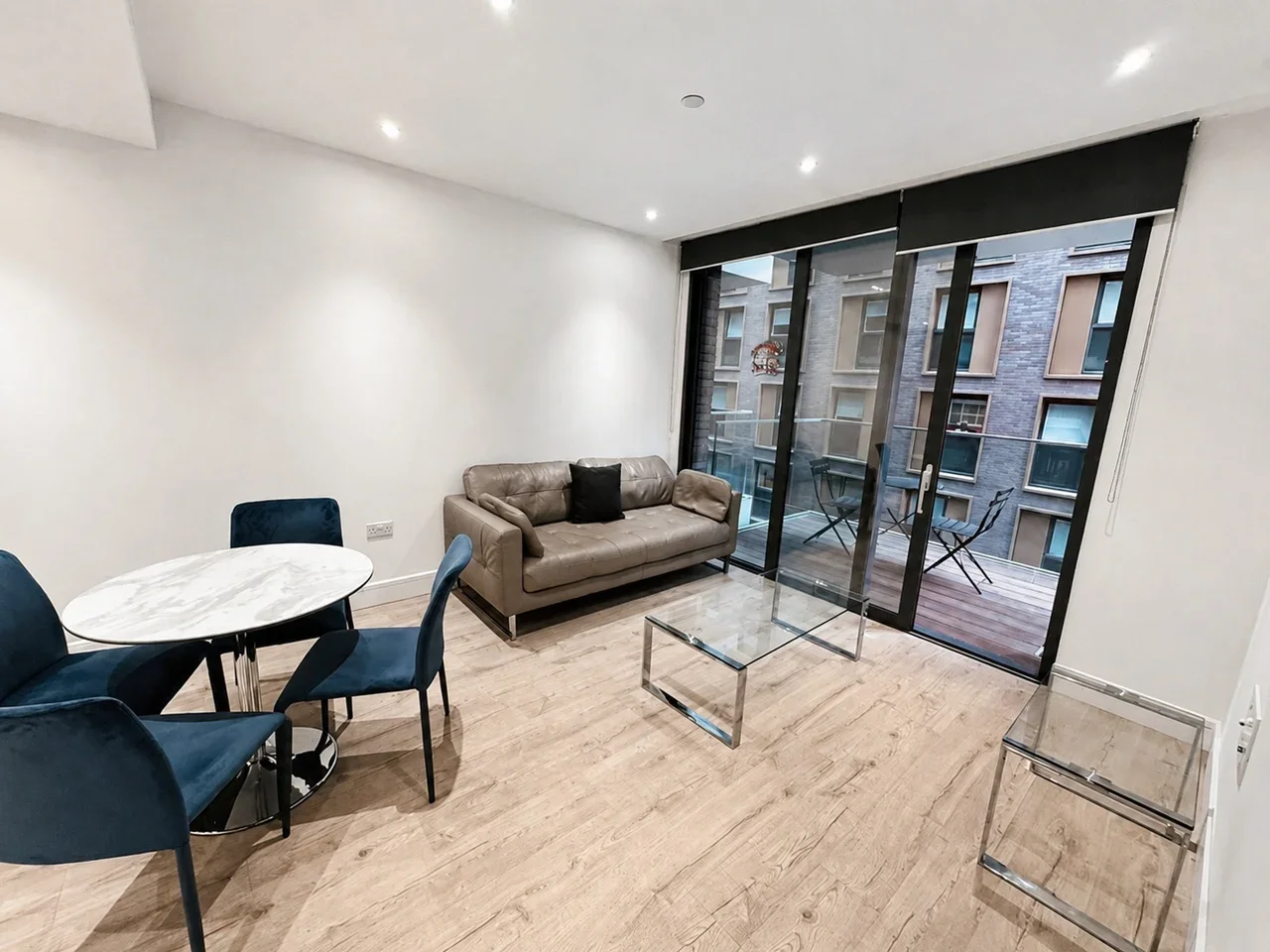 Flat Piazza Walk in Greater London